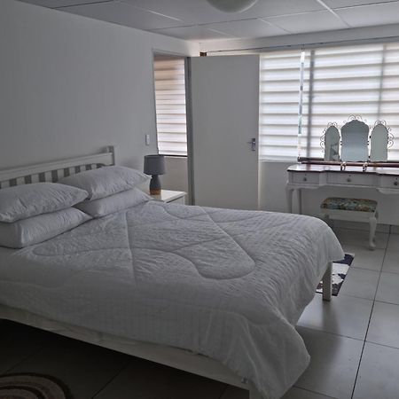 12 On Vaal Drive Guesthouse バンダービールパーク エクステリア 写真