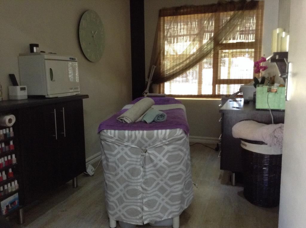12 On Vaal Drive Guesthouse バンダービールパーク エクステリア 写真