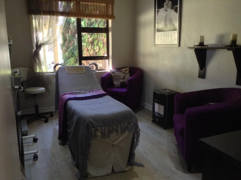12 On Vaal Drive Guesthouse バンダービールパーク エクステリア 写真