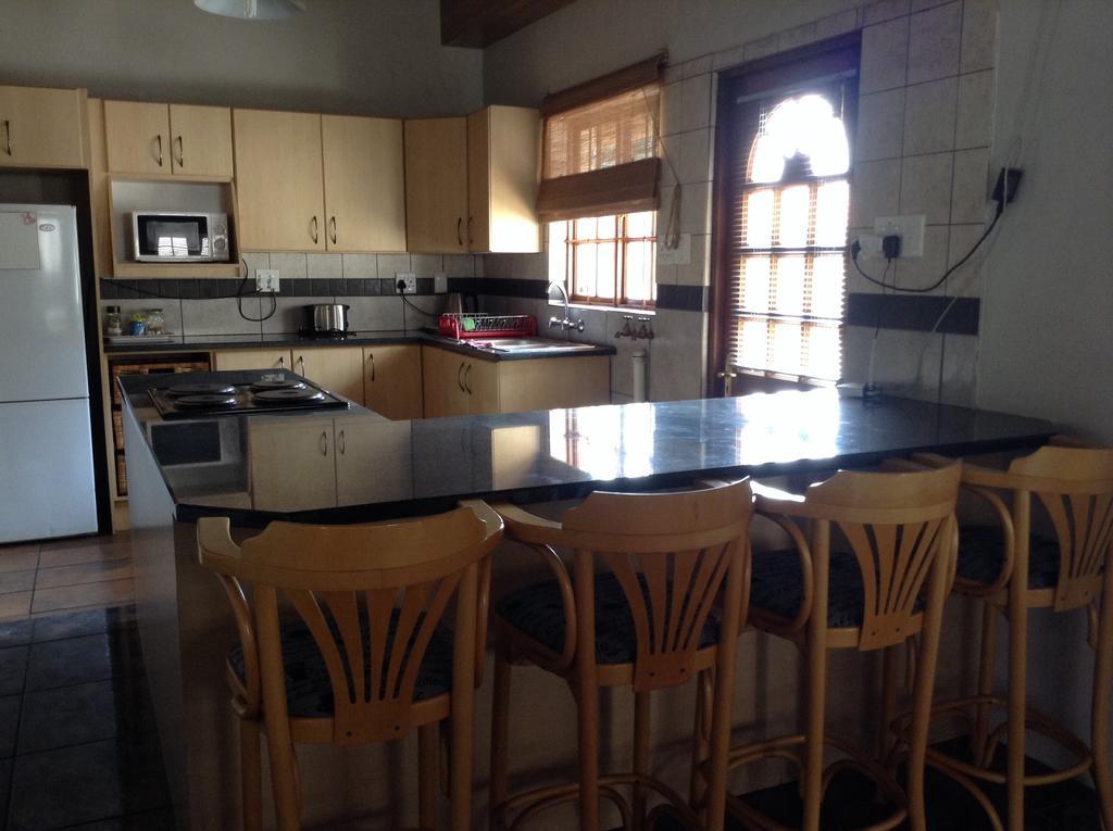 12 On Vaal Drive Guesthouse バンダービールパーク エクステリア 写真