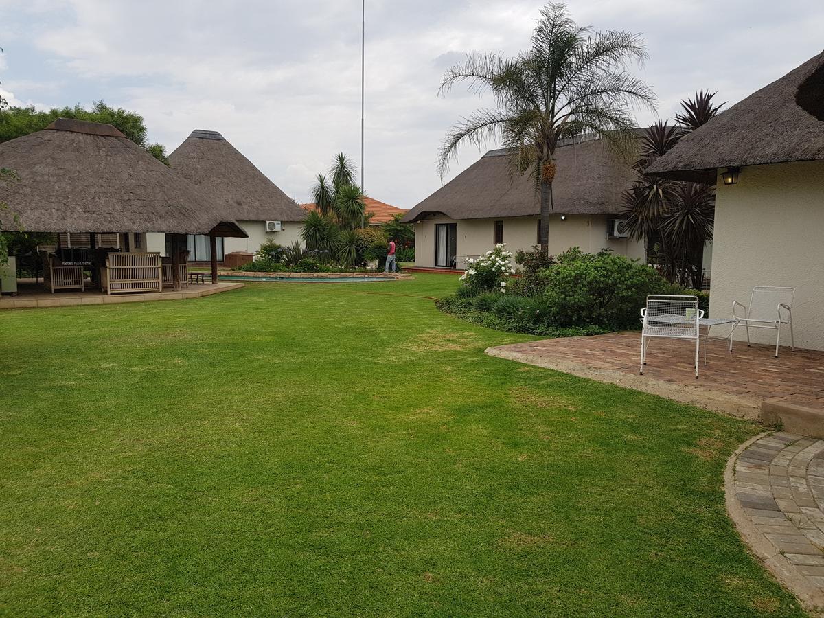 12 On Vaal Drive Guesthouse バンダービールパーク エクステリア 写真