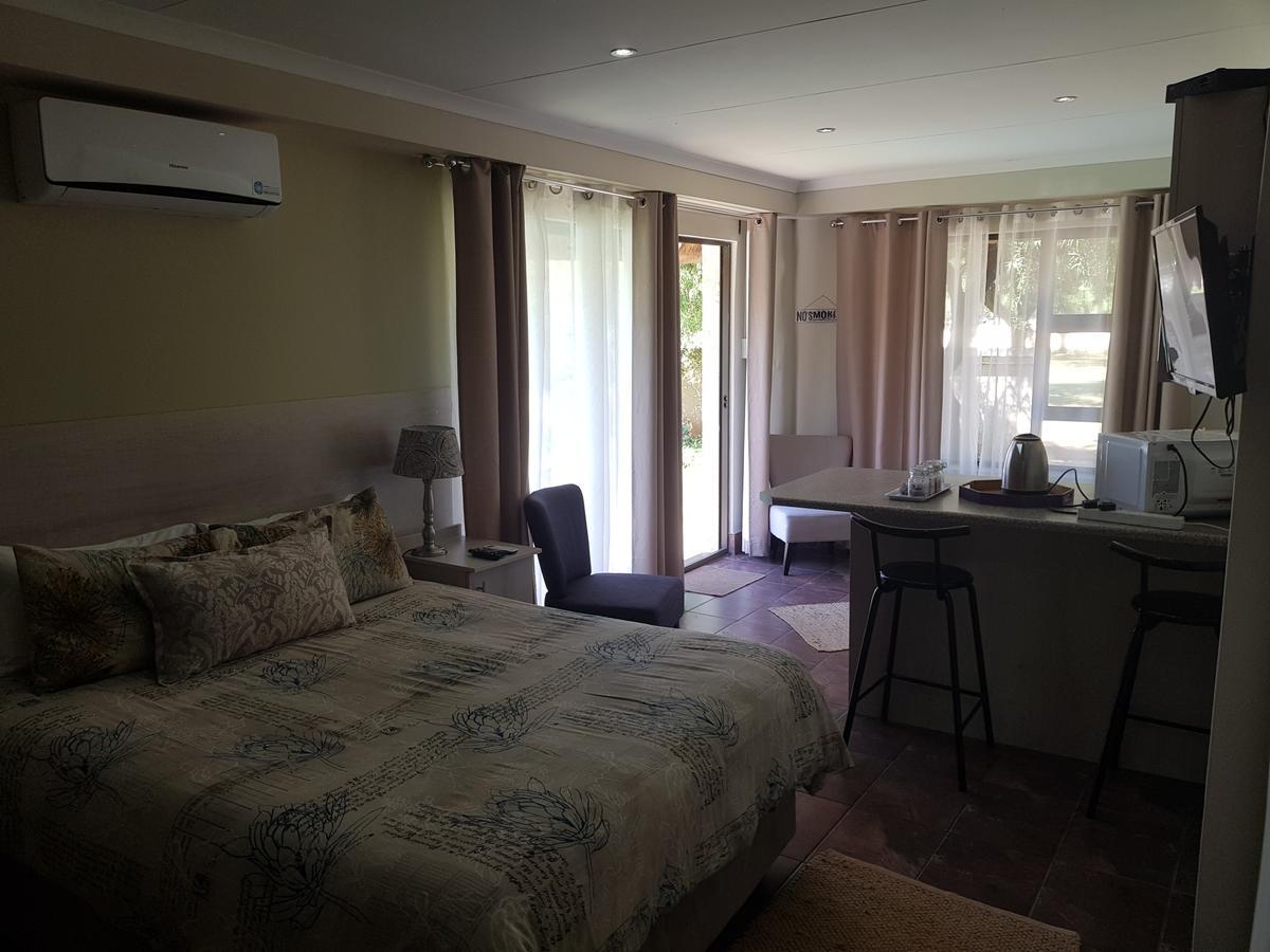 12 On Vaal Drive Guesthouse バンダービールパーク エクステリア 写真