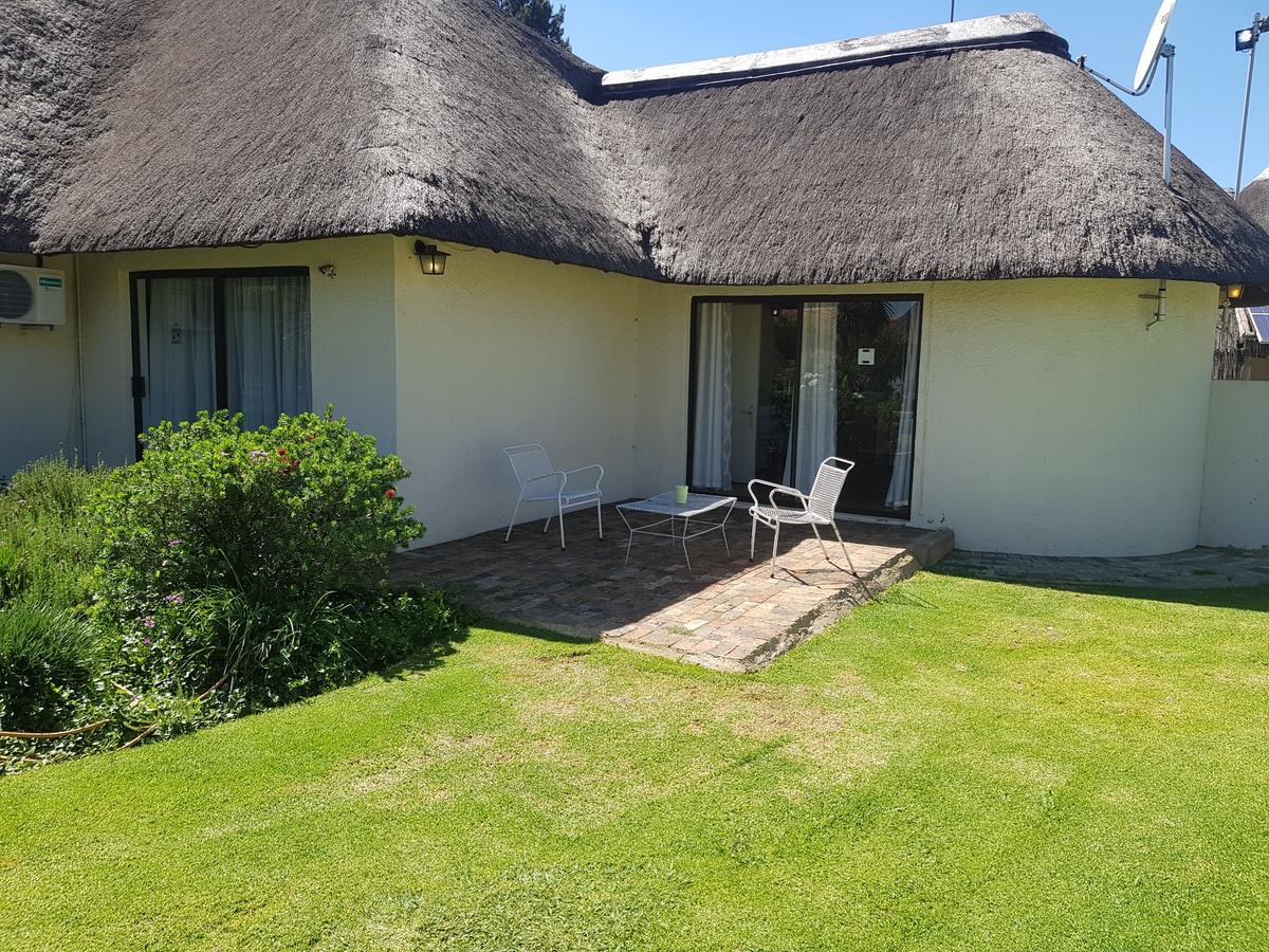 12 On Vaal Drive Guesthouse バンダービールパーク エクステリア 写真