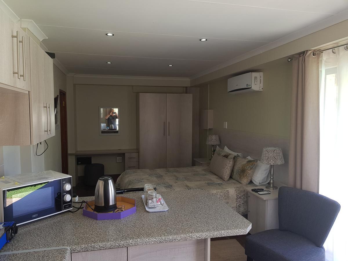 12 On Vaal Drive Guesthouse バンダービールパーク エクステリア 写真