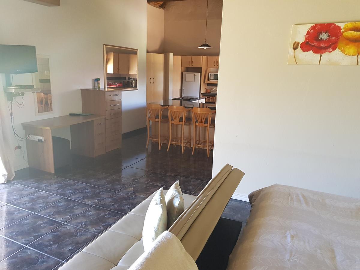 12 On Vaal Drive Guesthouse バンダービールパーク エクステリア 写真