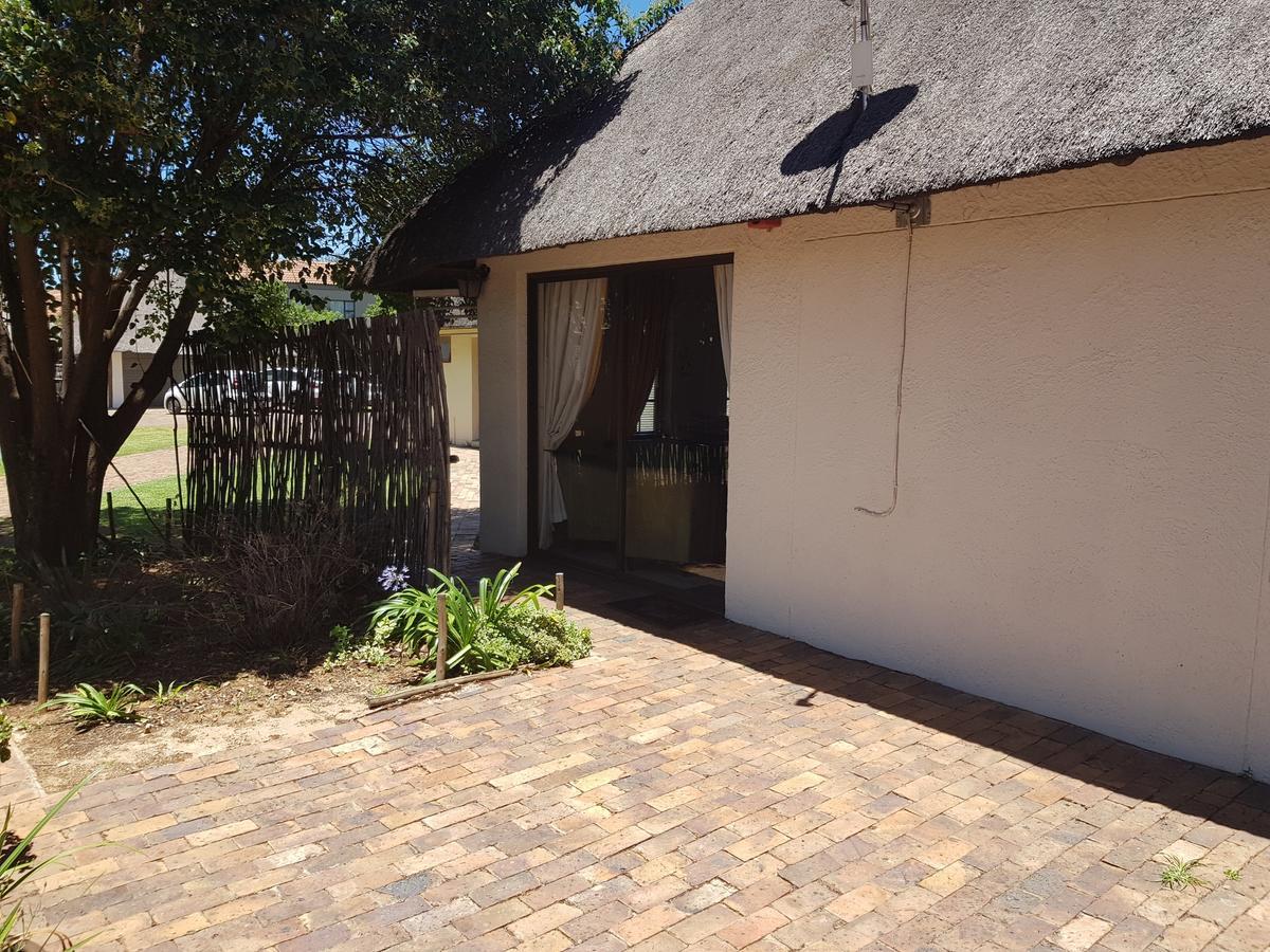 12 On Vaal Drive Guesthouse バンダービールパーク エクステリア 写真