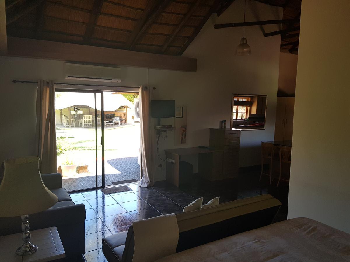 12 On Vaal Drive Guesthouse バンダービールパーク エクステリア 写真