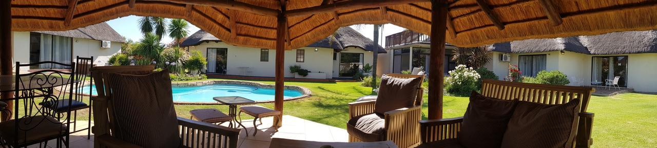 12 On Vaal Drive Guesthouse バンダービールパーク エクステリア 写真