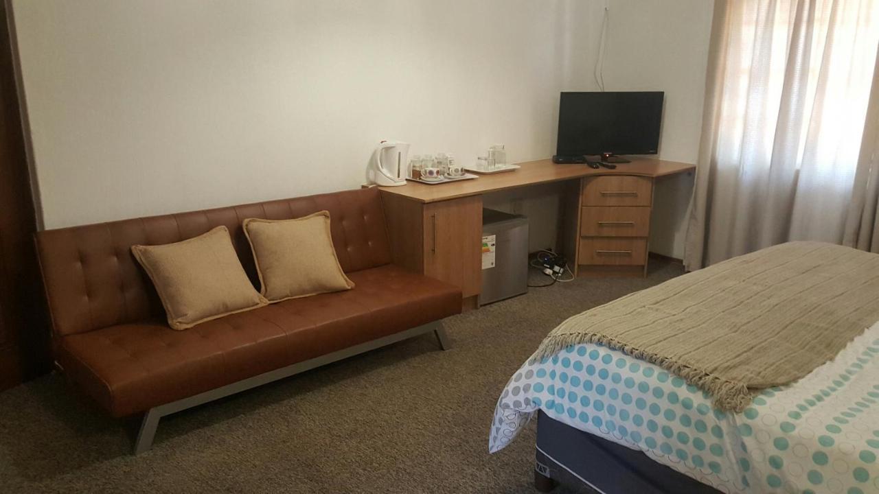 12 On Vaal Drive Guesthouse バンダービールパーク エクステリア 写真
