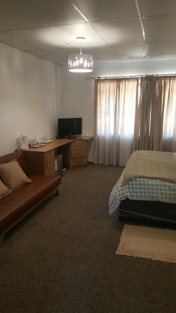 12 On Vaal Drive Guesthouse バンダービールパーク エクステリア 写真