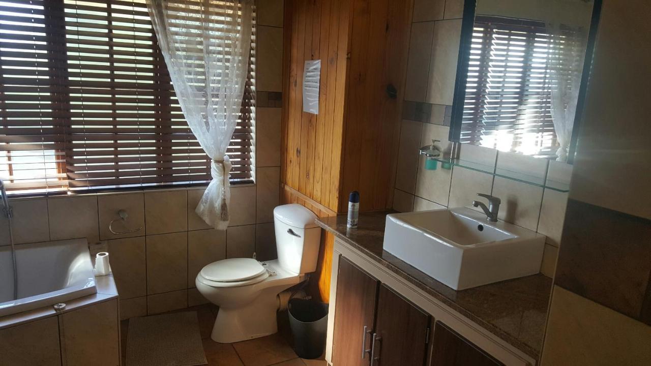 12 On Vaal Drive Guesthouse バンダービールパーク エクステリア 写真