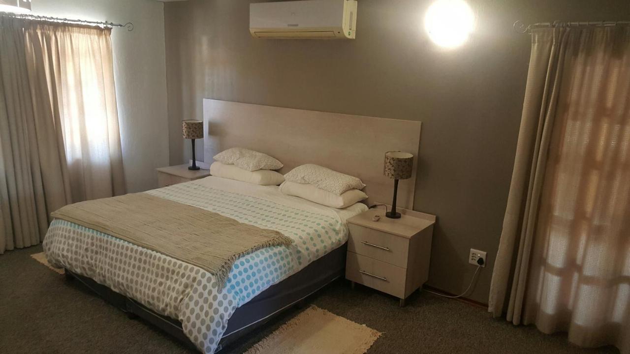 12 On Vaal Drive Guesthouse バンダービールパーク エクステリア 写真