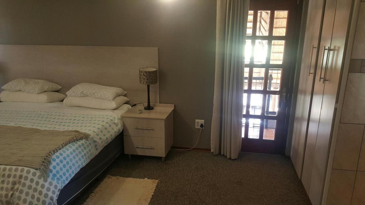 12 On Vaal Drive Guesthouse バンダービールパーク エクステリア 写真