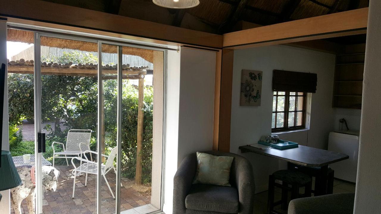 12 On Vaal Drive Guesthouse バンダービールパーク エクステリア 写真
