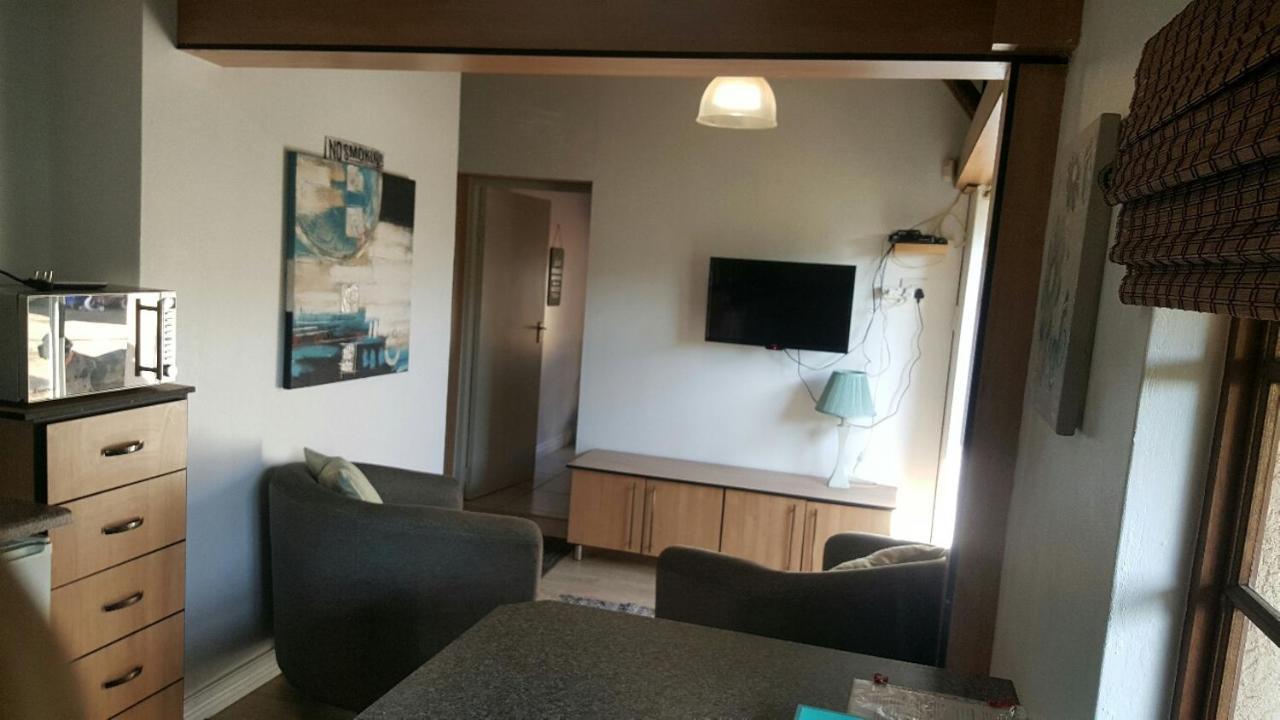 12 On Vaal Drive Guesthouse バンダービールパーク エクステリア 写真