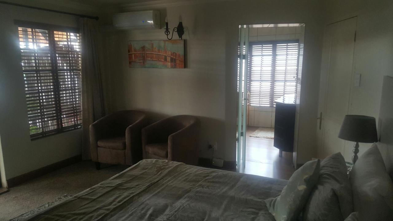 12 On Vaal Drive Guesthouse バンダービールパーク エクステリア 写真