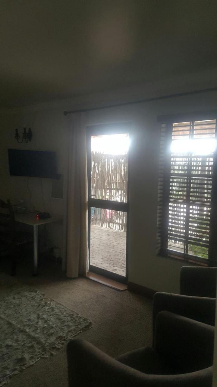 12 On Vaal Drive Guesthouse バンダービールパーク エクステリア 写真