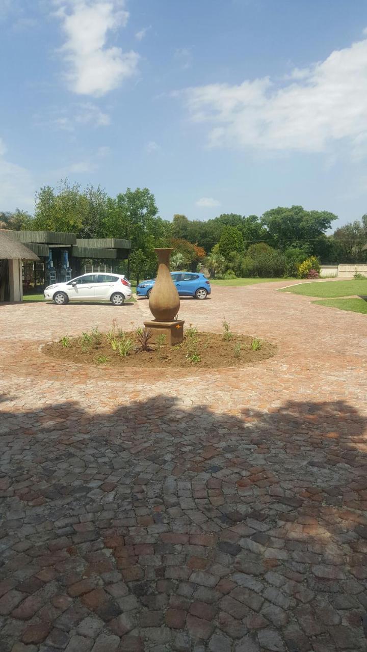 12 On Vaal Drive Guesthouse バンダービールパーク エクステリア 写真
