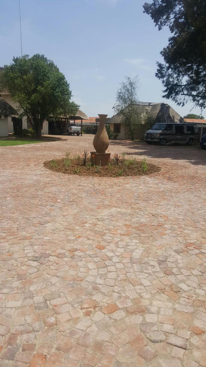 12 On Vaal Drive Guesthouse バンダービールパーク エクステリア 写真